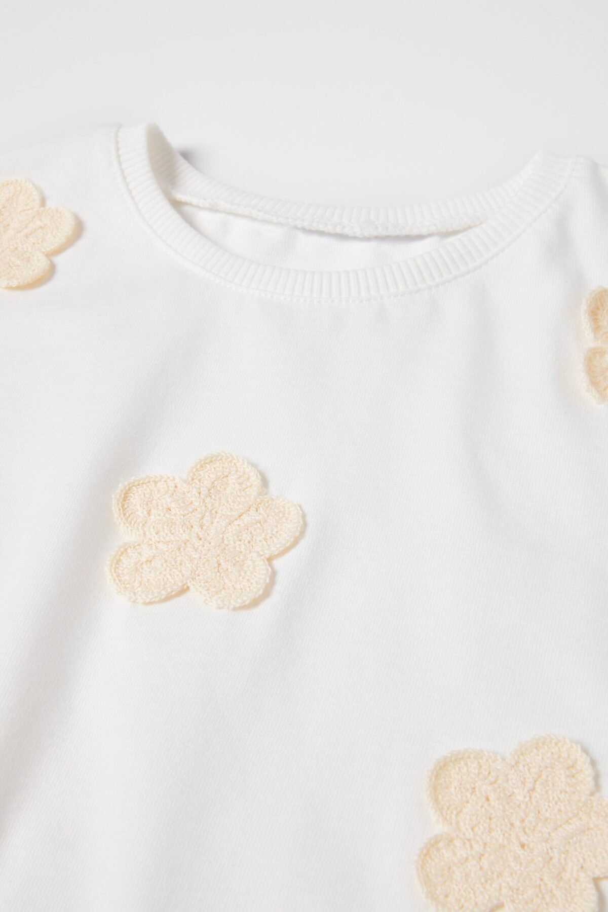 Kız Bebek Çiçek Aplikeli T-Shirt - Görsel 3