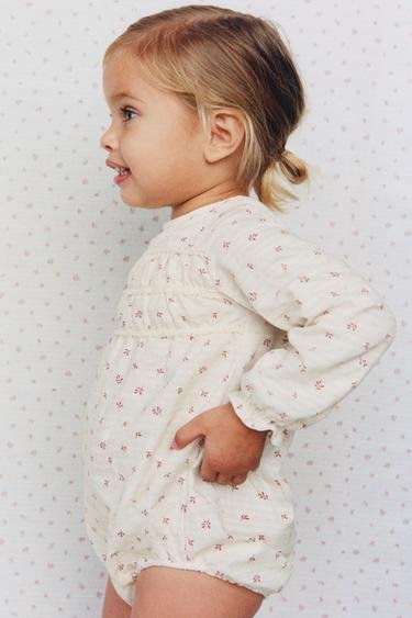 Çocuk Giyim Alışveriş Rehberi 2025 – Yaşa, Mevsime ve Kumaşa Göre Seçim Tüyoları 4 bebekler için pamuklu tulumlar ve bebek giyim önerileri